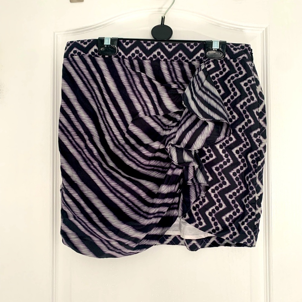 Tommy Hilfiger Patterned Skirt with Ruffle. Size 4.